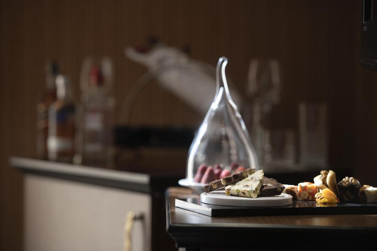 Megasaray Westbeach Αττάλεια Εξωτερικό φωτογραφία A wine decanter