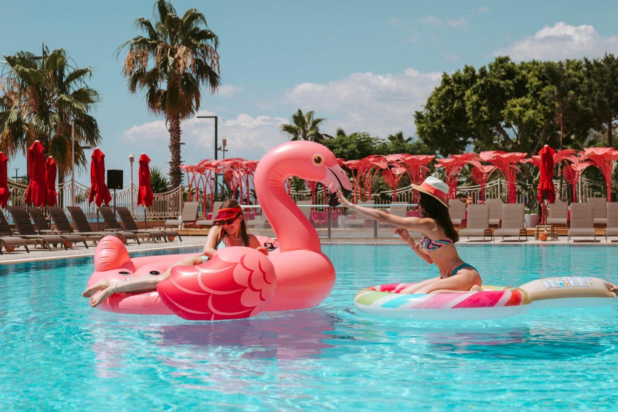 Megasaray Westbeach Αττάλεια Εξωτερικό φωτογραφία A pink flamingo float