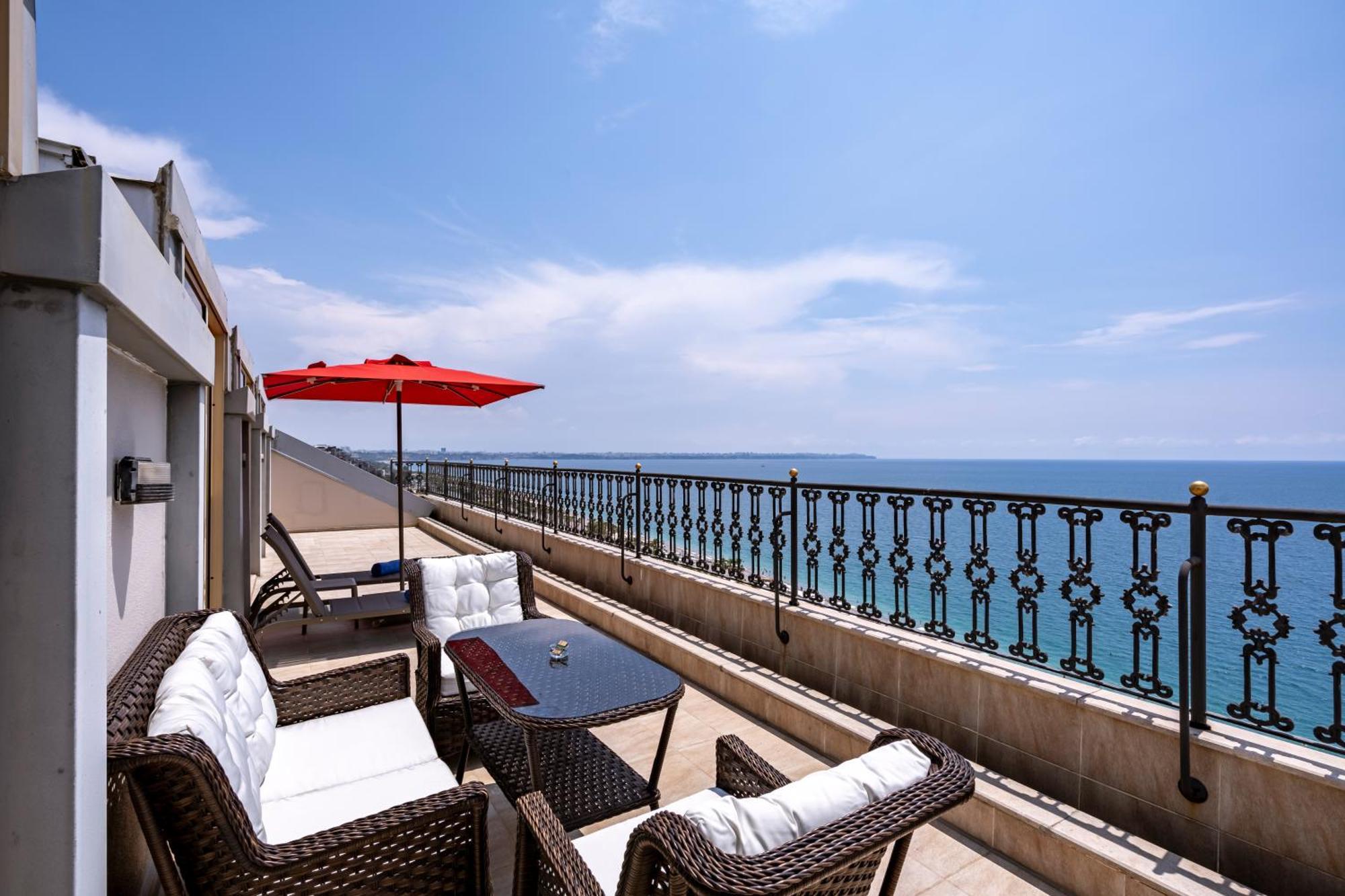 Megasaray Westbeach Αττάλεια Εξωτερικό φωτογραφία The terrace of a suite at the Carlton